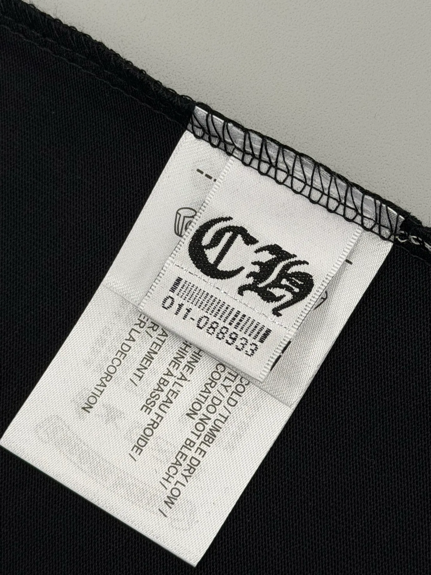 P170 [High Quality] Chrome hearts T-shirt short sleeve. The new model is embroidered with leather horseshoe logo on the front and back, and the back panel is designed with leather ten-rivet embroidery. High-end custom-made 32-count 285-gram fabric. Soft to the touch. Comfortable to wear. Exquisite stitching. Fine workmanship. The upper body effect is incomparably handsome! Same style for men and women Color: Black White Size: S to xL Size chart S: Shoulder width 51 - Bust 55 - Clothing length 70 M: Shoulder width 53 - Bust 57 - Clothing length 72 L: Shoulder width 55 - Bust 59 - Clothing length 74 XL: Shoulder width 57 - Bust 61 - Clothing length 76